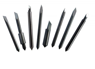 Komplettes Messer-Set, bestehend aus 2 Standardmessern + 2 Detailmessern + 2 Sandstrahlmessern + 2 Reflexfolien.