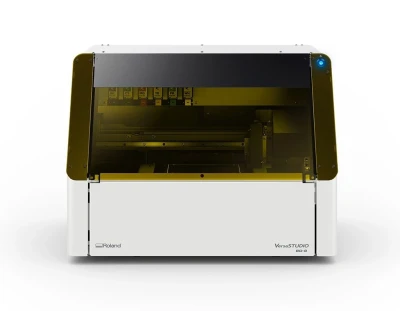 Roland BD-8 UV-Drucker – Hochleistungs-UV-Druck für brillante Druckergebnisse Roland BD-8 UV-Drucker – Hochleistungs-Desktopdrucker mit UV-LED-Technologie für brillanten Print & Cut auf vielfältigen Materia