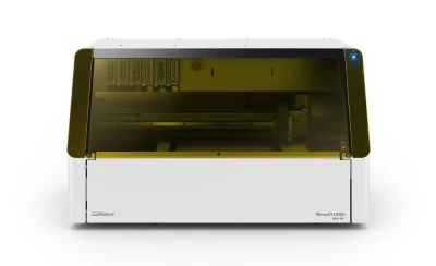 Roland BD-12 UV-Drucker &ndash; kompakter Desktop-Drucker mit UV-LED-Technologie f&uuml;r pr&auml;zisen Print & Cut auf vielf&auml;ltigen Materialien